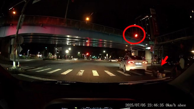 高雄的翠華路與大中二路口，5日深夜發生嚴重違規車禍，女騎士等紅燈滑手機被特斯拉違規撞擊，女騎士倒地不斷抽搐。（翻攝爆料公社公開版）