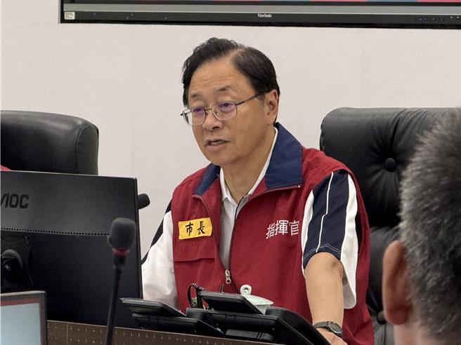 張善政晚間主持災害應變會議時不諱言停課方式過去少見，但因桃園幅員大，不可能每次颱風都綁一起，因此特別照顧風險高的沿海民眾。(蔡依珍攝)