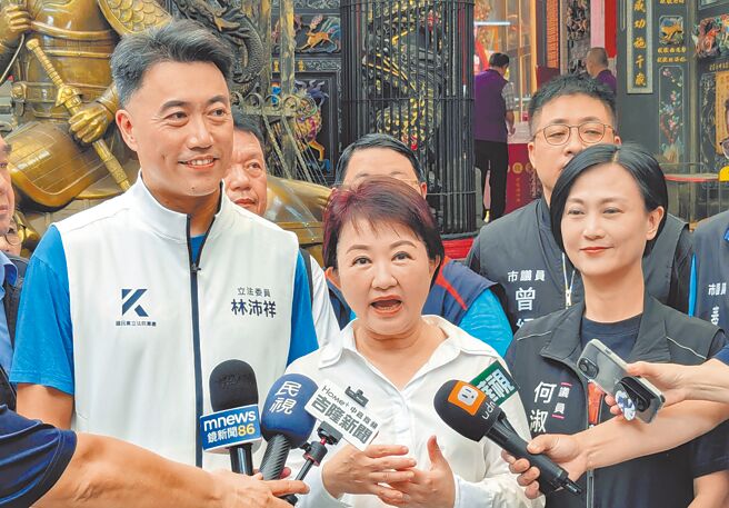 台中市长卢秀燕（中）5日到基隆市陪同立法委员林沛祥（左）赴奠济宫参拜，并呼吁民眾7月26日要用手中的不同意罢免票，提醒总统及执政党该回归拚经济、顾民生。（张志康摄）