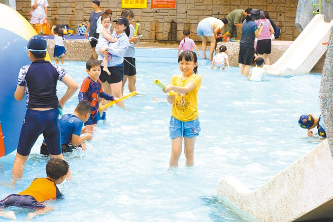 基隆亲水季5日起正式开幕，吸引不少家长带着孩子在亲水公园里玩水消暑，共享亲子之乐。（基隆市政府提供／张志康基隆传真）