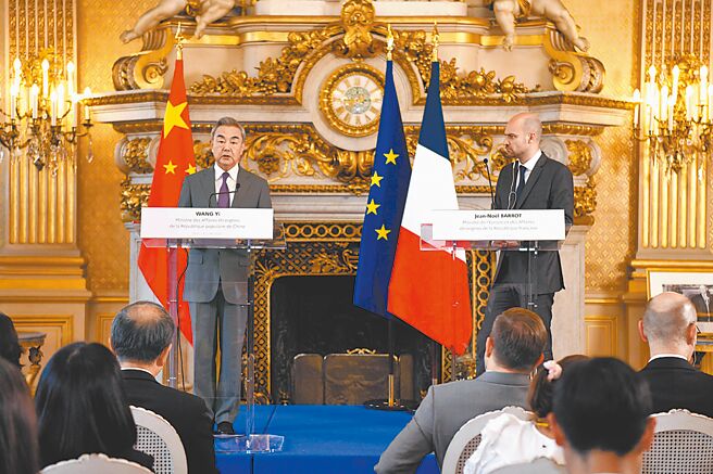 中共中央政治局委员、中国外交部长王毅4日在巴黎同法国外长巴罗共同会见记者并现场回答提问。（中新社）