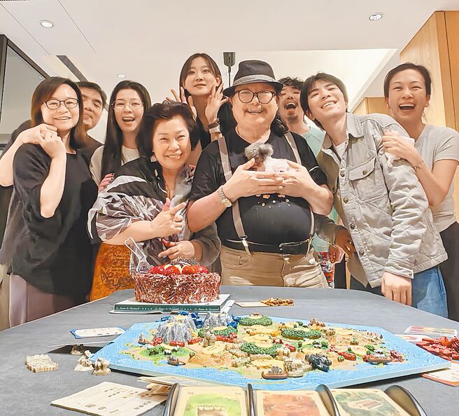 萧敬腾（右二）帮妈妈庆生，全家人餐后一起享用蛋糕。（喜鹊娱乐提供）