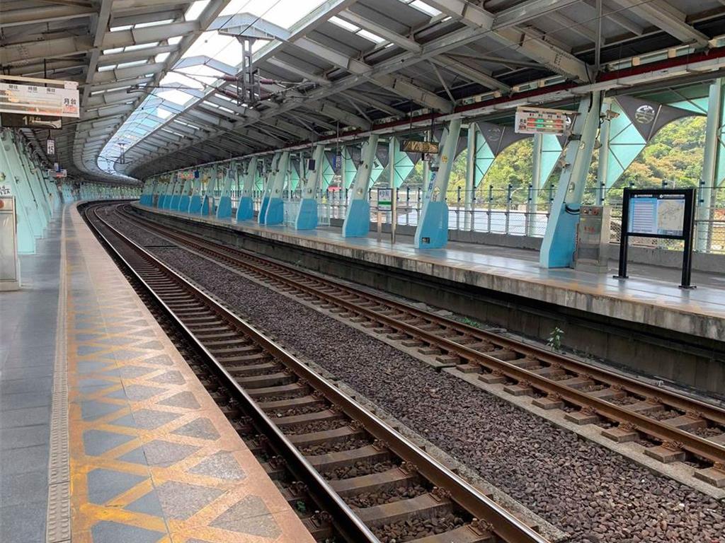台鐵1站挨批「白痴車站」 通勤族爆共鳴：下雨更危險
