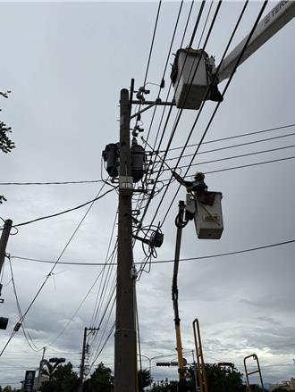 丹娜丝肆虐彰化「逾千户停电」 台电力拚今晚恢復供电