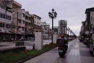 花蓮香榭大道每逢下雨必現「犁田」 縣府出手了