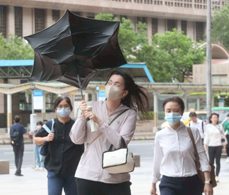 丹娜丝陆警解除！颱风北漂 台湾本岛脱离暴风圈