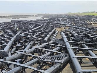 丹娜絲颱風重創海上光電 屏東佳冬塭豐海岸布滿浮台殘骸