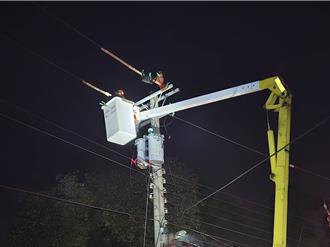 丹娜丝来袭酿彰化逾千户停电 台电力拚今晚供电