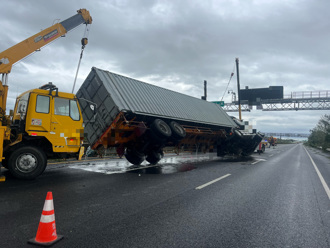 丹娜丝颱风惹祸！国1惊货柜车不敌强风侧翻　驾驶惊险逃命