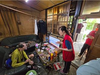 电视看一半屋顶掉下来！独居翁吓呆 警消与区长协助安置