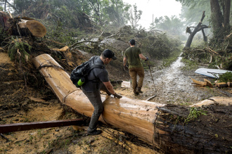 影》德州洪灾夺82命！姊妹手牵手罹难 道路「7分钟变汪洋」