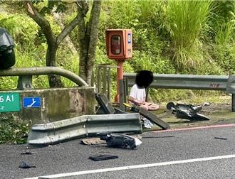 离奇！追撞前车衝过护栏 驾驶国道旁淡定打坐压压惊