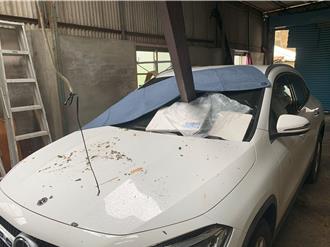 獨家》手臂粗鐵條「插爆賓士」畫面超驚悚 台南16級強風釀災