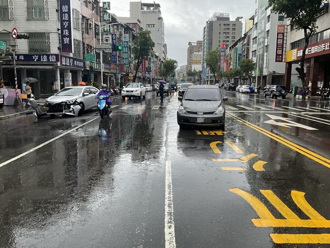 丹娜絲颱風過境  天雨路滑出撞況  高市交警拖吊神救援