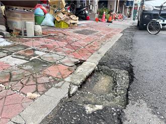 高雄鳳山人行道「破洞」 居民盼市府盡速修繕