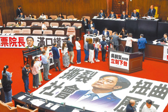 立院出现批赖清德巨幅海报   郭正亮：民怨滔天   党内没人要帮忙