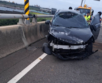 西濱快速道路驚悚自撞翻車！ 35歲男駕駛「奇蹟輕傷」