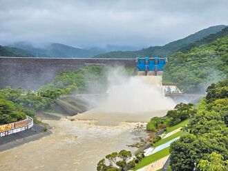 台南拱門吹倒壓傷騎士 高雄撤2300人