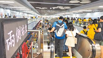 北捷兩側站立 挨批語音宣導不足