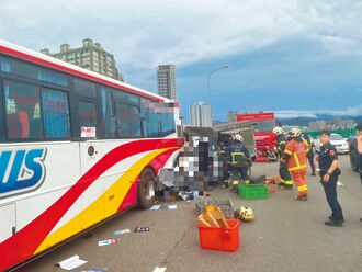 新北 公車拋錨遭撞 貨車女乘客亡