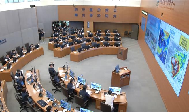 丹娜丝颱风来袭，北市宣布7日照常上班上课，北市水利处表示，全市疏散门及越堤坡道于自6日晚间11时起取消只出不进管制，正常通行；北市交通局表示，水门周边红黄线停车延长至7日中午12时。（徐佑升摄）