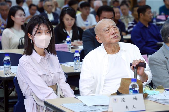 凌峰（右）6日跟老婆小竇聯袂出席活動。（鄧博仁攝）