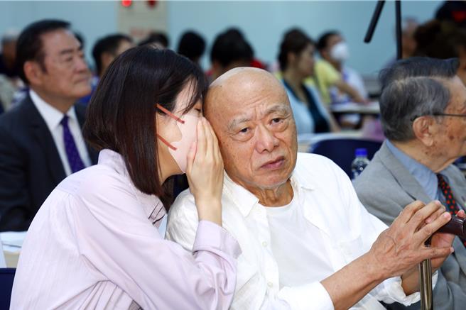 小竇（左）貼心在凌峰耳邊說話。（鄧博仁攝）