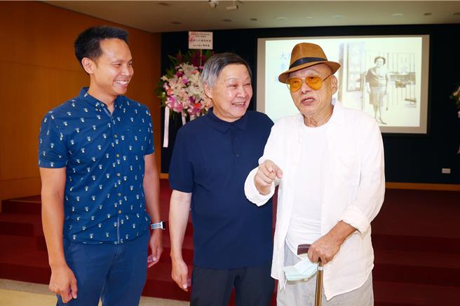 吳承瀚（左起）、吳建國與凌峰6日同台合影留念。（鄧博仁攝）