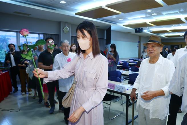 小竇（中）跟凌峰（右）一同獻花。（鄧博仁攝）