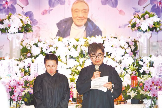 周遊與前夫張育安的兒子張志群，在告別式致詞時淚崩。（圖／鄧博仁攝）