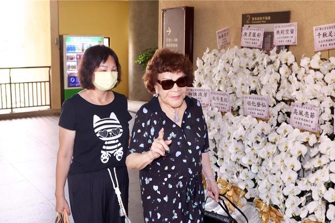 周遊親送前夫張育安最後一程。（（圖／鄧博仁攝）