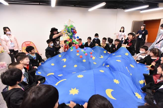 特映會後為孩子於情緒教室安排DIY說故事、彩虹傘、手作黏土DIY等體驗活動。（小公視提供）