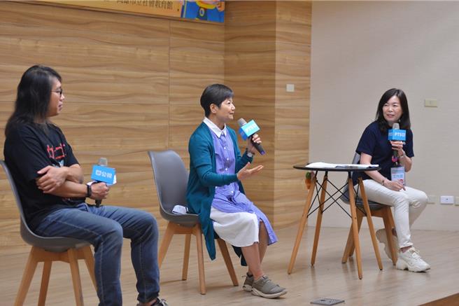 《莓吉幼兒園》導演顏日輝（左起）、幼兒教育專家兼樹德科技大學兒童與家庭服務系助理教授黃美滿、小公視學齡前組組長江敏菁進行情緒沙龍座談會。（小公視提供）