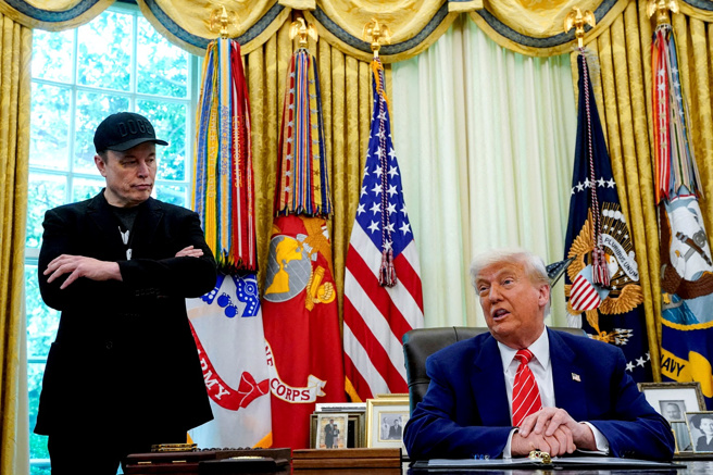 美國億萬富豪馬斯克（Elon Musk）近日正式宣告創立「美國黨」（America Party），川普6日發文痛批馬斯克「失控」，成了一場「災難」，第3黨在歷史上從未成功過。畫面為5月30日，川普在白宮歡送馬斯克。（資料照／路透）