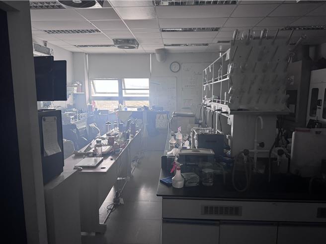 国立宜兰大学7日下午惊传实验室火警，整间烟雾瀰漫。（民眾提供／吴佩蓉宜兰传真）