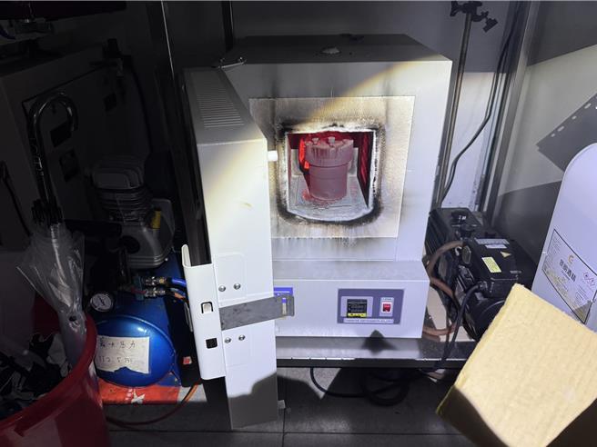 国立宜兰大学7日下午惊传实验室火警，整间烟雾瀰漫。（民眾提供／吴佩蓉宜兰传真）