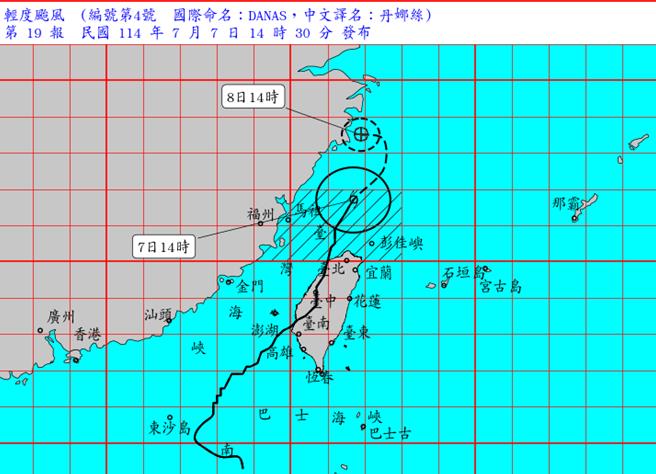 第4号颱风「丹娜丝」目前中心在台北北方190公里处，向北转西移动。（摘自气象署官网）