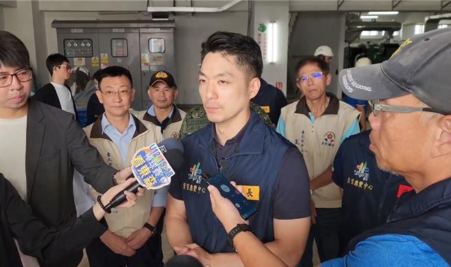 丹娜丝颱风来袭，台北市长蒋万安6日宣布7日正常上班上课，遭网友洗版「大罢免」。但7日台北风雨未达放假程度，又有网友称讚蒋是「神宣布」来平反。图为蒋万安6日视察建国抽水站。（徐佑升摄）