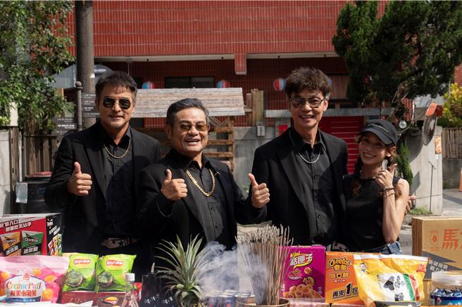 李銘順（左起）、許效舜、李國煌、黃姵嘉合體出席開鏡儀式。（華映提供）