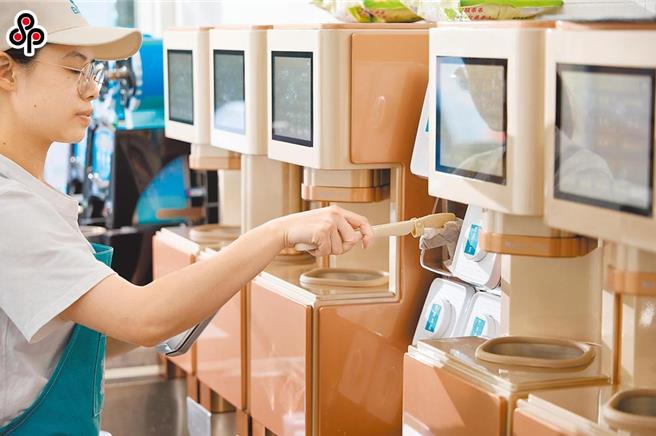 經濟部統計處指出，在非酒精飲料產業中，以茶飲最受台人歡迎，占比達35.5％。（示意圖／報系資料照）