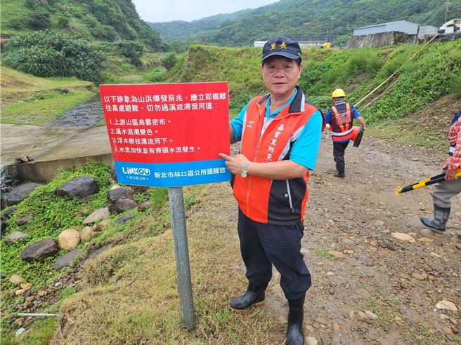 有相关灾害迹象出现时，嘉宝里长第一时间出动提醒疏散。（林口区公所提供）