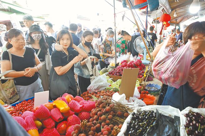 台北地区民眾6日在颱风来袭前，提早到传统市场採买防颱。（王英豪摄）