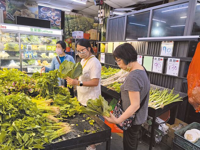 丹娜丝颱风逼近，根据彰化县溪湖果菜市场交易行情，整体平均批发价格略涨2、3元。（李京升摄）
