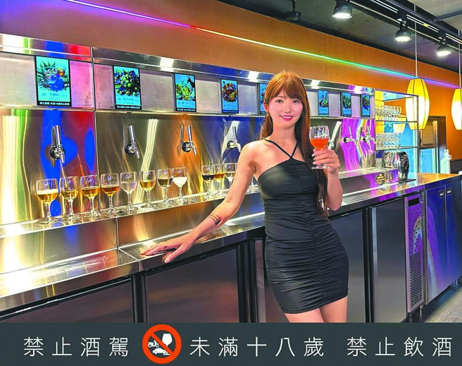 火锅品牌马辣宣布门市全数升级「马辣酒墙麻辣锅」，只要698起就可无限吃百种食材并享受崭新的「潮吧16」（见图）。（马辣集团提供）禁止酒驾，饮酒过量，有害健康。