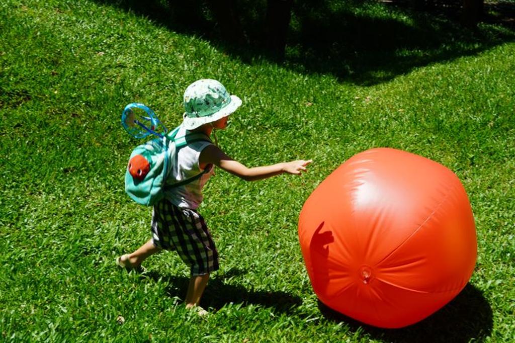 透過「視、聽、嗅、味、觸」五感體驗，讓參與者化身為勇敢無畏的「蛹者」，深入探索獨角仙的棲息地－光臘秘境，感受自然的奧秘。　圖：雄獅文具想像力製造所／提供