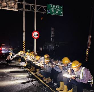 抢修停电 台电人员晚上坐路边吃便当继续拚 5.4万人感动