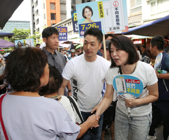 里長陪王鴻薇掃街被問「行政中立」急閃離？她PO對話揭真相：大霸凌