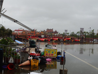 南鯤鯓代天府牌樓被吹垮 網翻年初國運籤驚：幫台灣擋了什麼