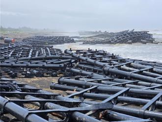 屏東光電浮台全毀「變大量沙灘垃圾」一票人怒：破壞海洋