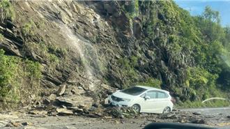 台東南迴大鳥路段坍方！「轎車撞落石」駕駛驚魂未傷